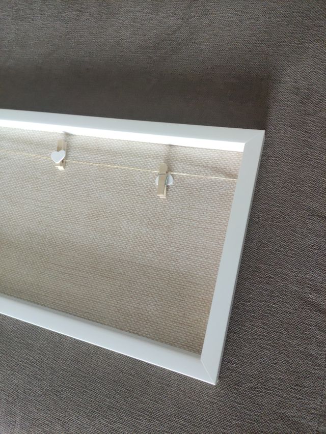 Cuadro con cuerda y pinzas corazón para fotos