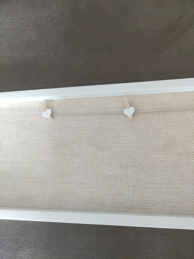 Cuadro con cuerda y pinzas corazón para fotos