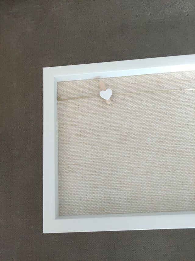 Cuadro con cuerda y pinzas corazón para fotos