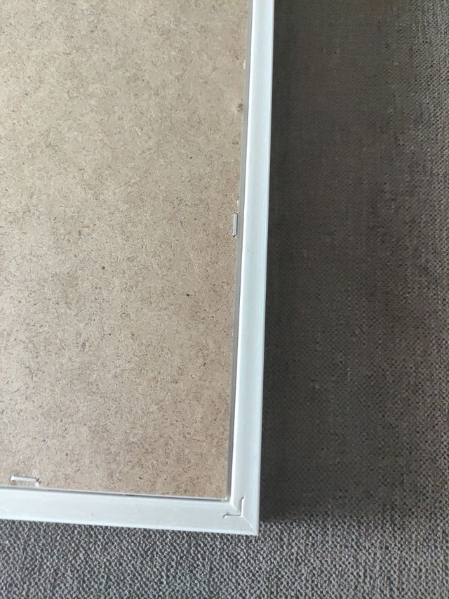 Cuadro con cuerda y pinzas corazón para fotos