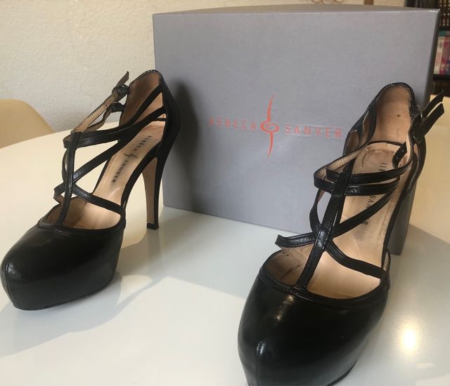 zapatos negros de tacón elegantes