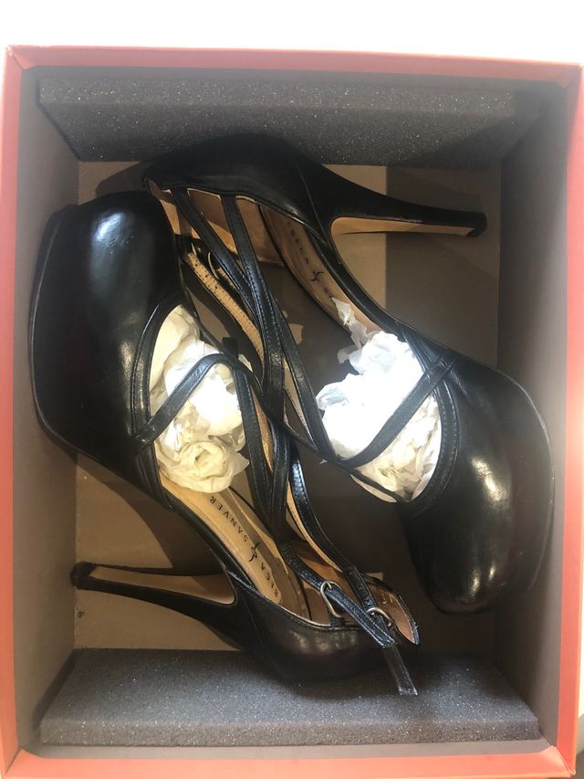 zapatos negros de tacón elegantes