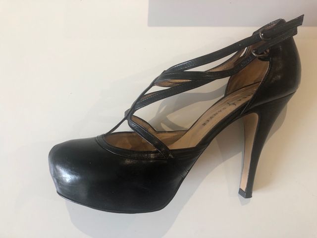 zapatos negros de tacón elegantes