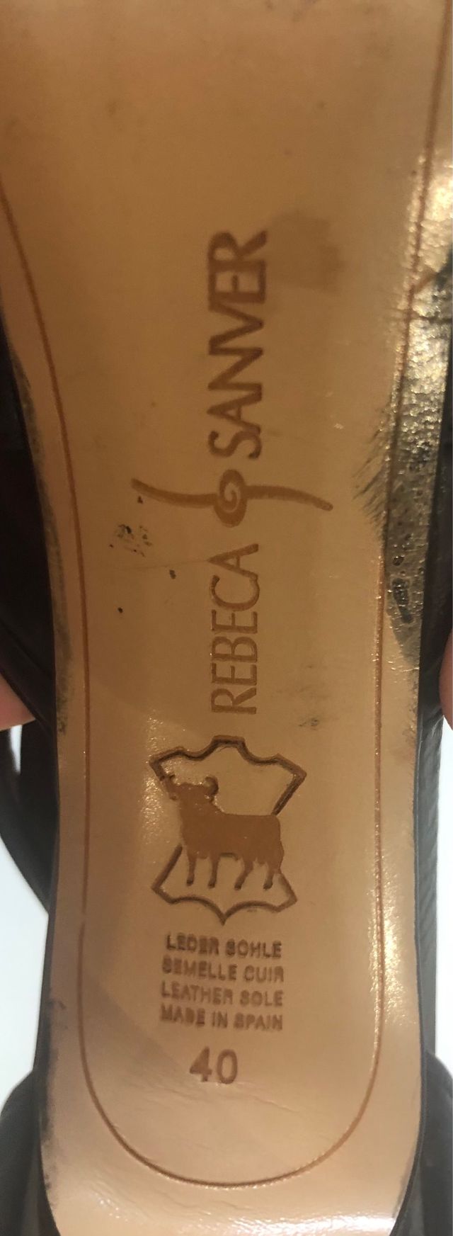 zapatos negros de tacón elegantes