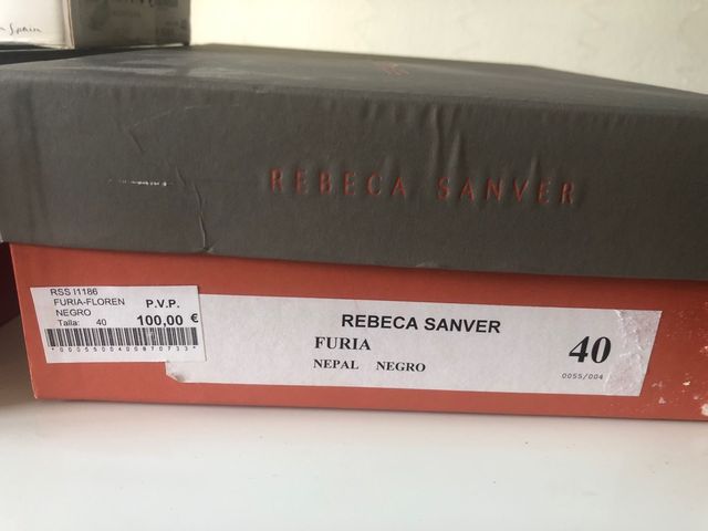 zapatos negros de tacón elegantes