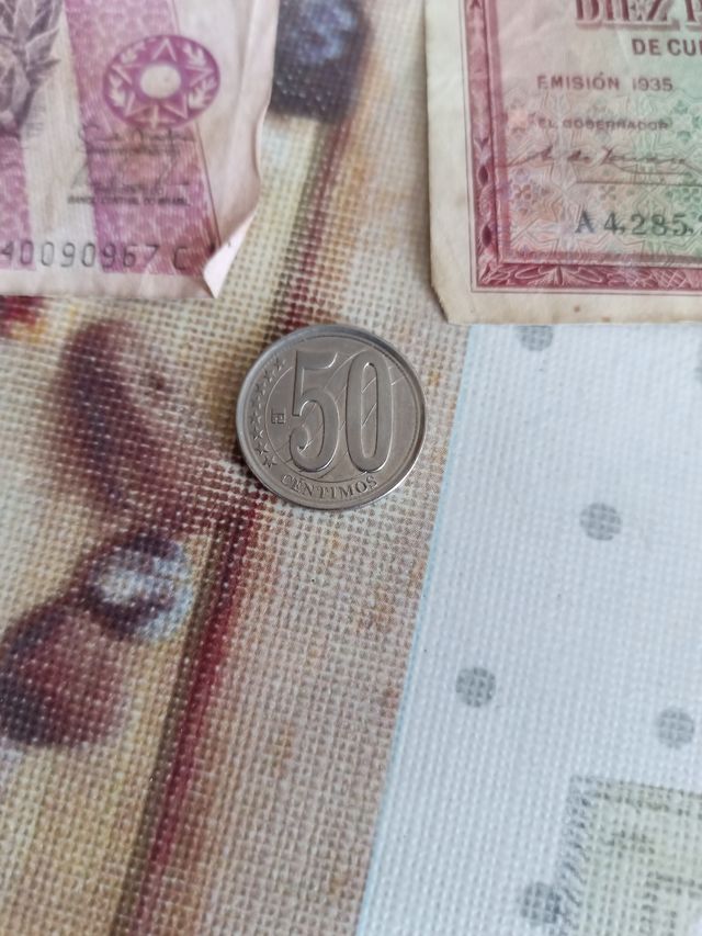 Lote de billetes y moneda