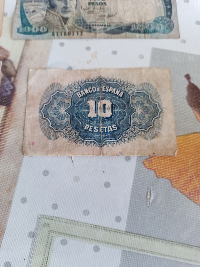 Lote de billetes y moneda