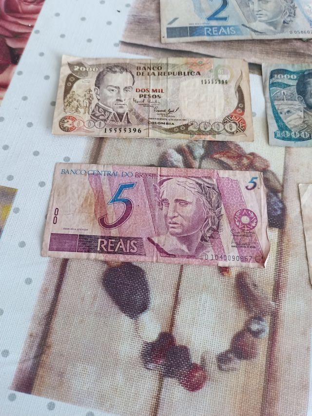 Lote de billetes y moneda