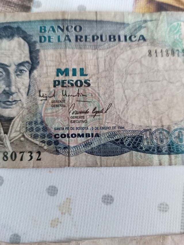 Lote de billetes y moneda