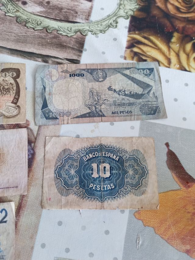 Lote de billetes y moneda