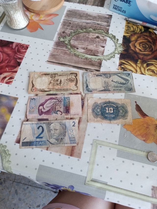 Lote de billetes y moneda
