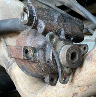 Bomba dirección renault máster 2007