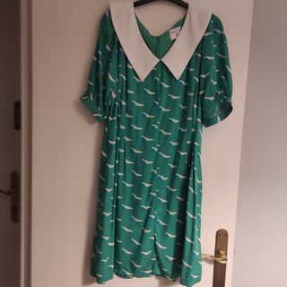Vestido verde estampado zapatos de tacón 