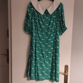 Vestido verde estampado zapatos de tacón 