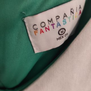 Vestido verde estampado zapatos de tacón 