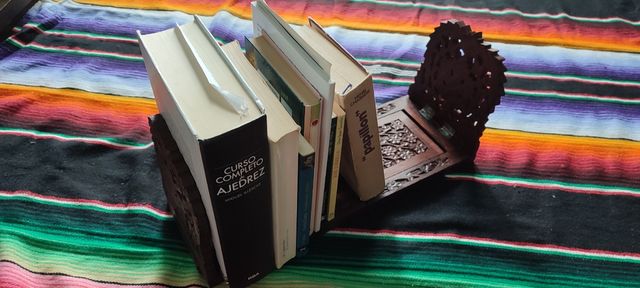 Sujeta libros de Madera