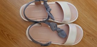 VENDO SANDALIAS NIÑA