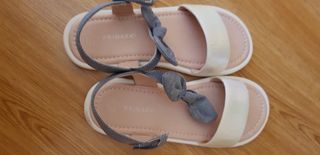VENDO SANDALIAS NIÑA
