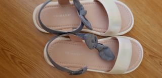 VENDO SANDALIAS NIÑA