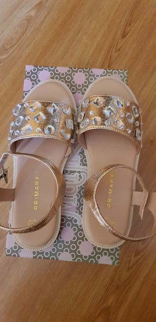 VENDO SANDALIAS DE NIÑA 