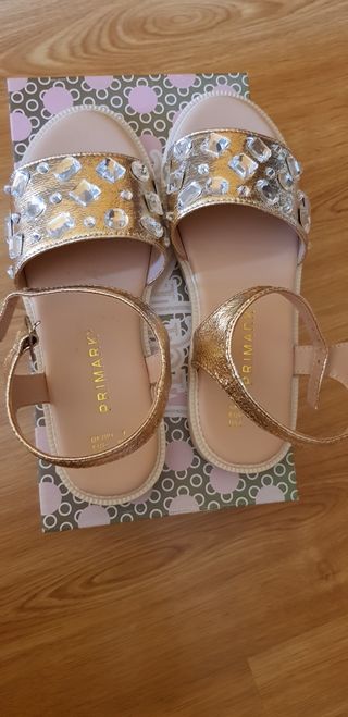 VENDO SANDALIAS DE NIÑA 
