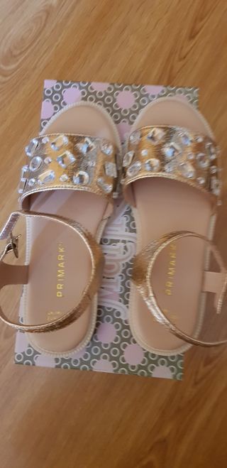 VENDO SANDALIAS DE NIÑA 