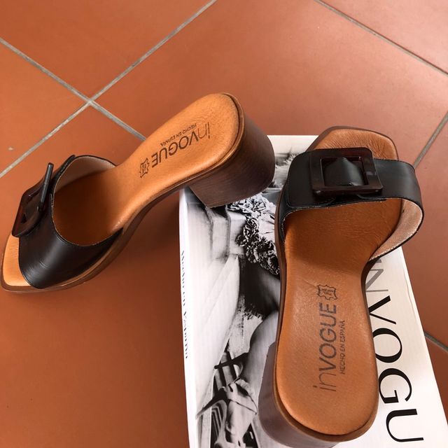 zuecos de piel