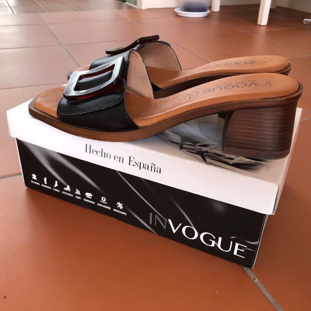 zuecos de piel