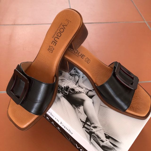 zuecos de piel