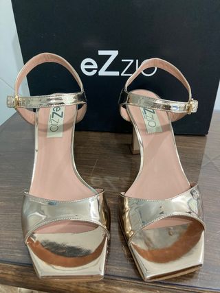 Sandalia metalizada ezzio sin estrenar 