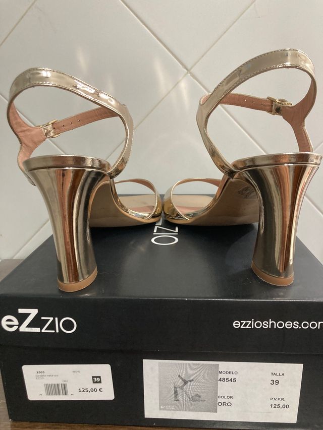Sandalia metalizada ezzio sin estrenar