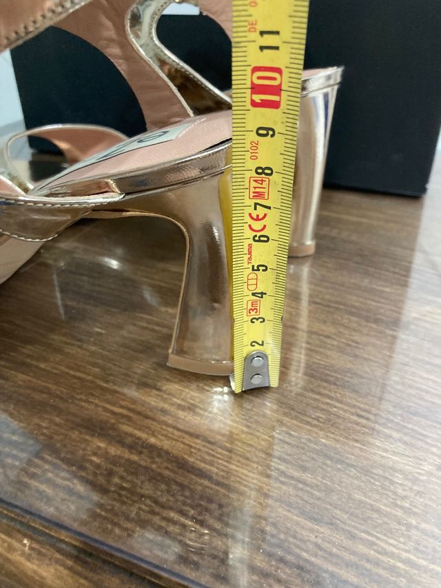 Sandalia metalizada ezzio sin estrenar