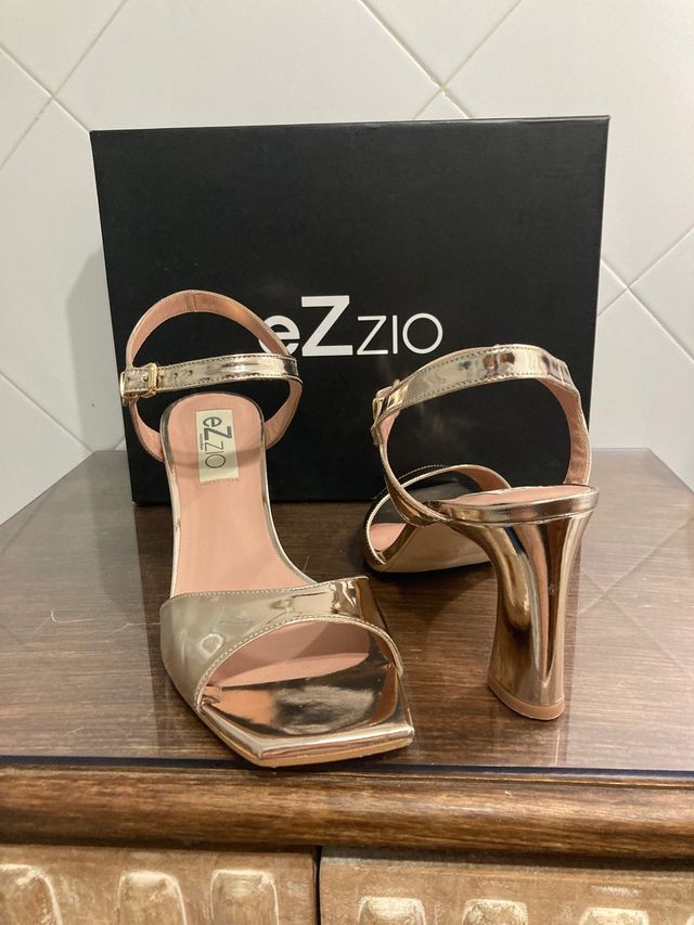 Sandalia metalizada ezzio sin estrenar