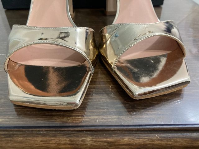 Sandalia metalizada ezzio sin estrenar
