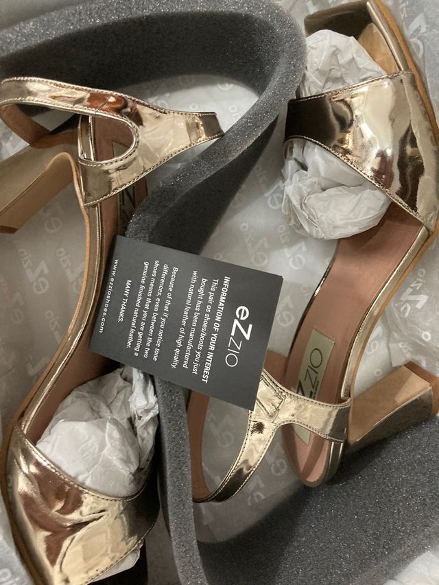 Sandalia metalizada ezzio sin estrenar