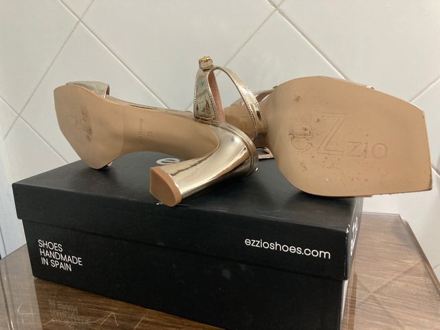 Sandalia metalizada ezzio sin estrenar