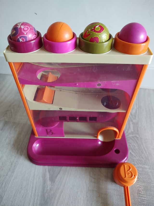 Laberinto de bolas con martillo B toys