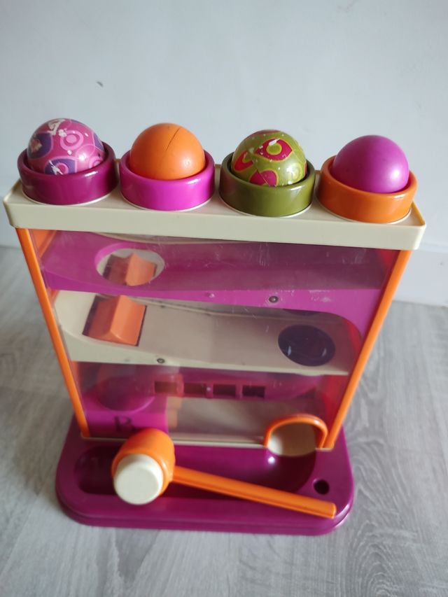 Laberinto de bolas con martillo B toys