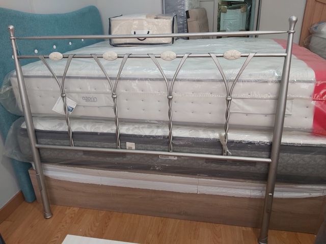Cabecero metal para cama de 1,35. Color gris