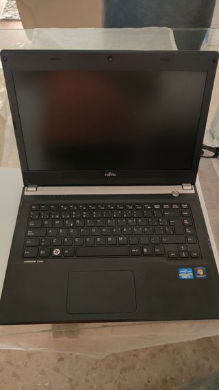 Ordenador portátil Fujitsu UH-552
