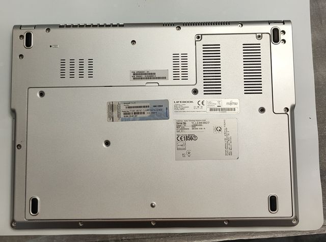 Ordenador portátil Fujitsu UH-552