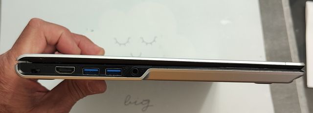 Ordenador portátil Fujitsu UH-552