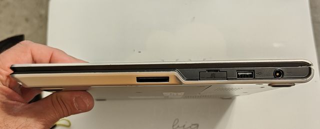 Ordenador portátil Fujitsu UH-552