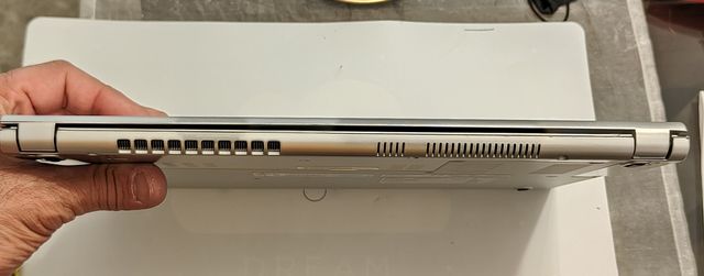 Ordenador portátil Fujitsu UH-552