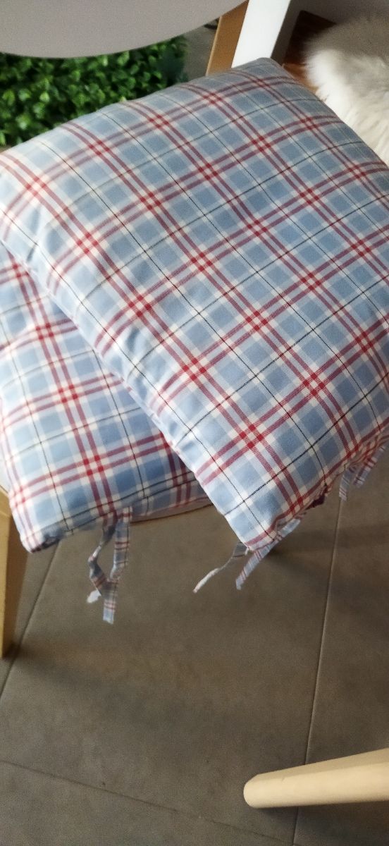 Cojines con relleno a cuadros.