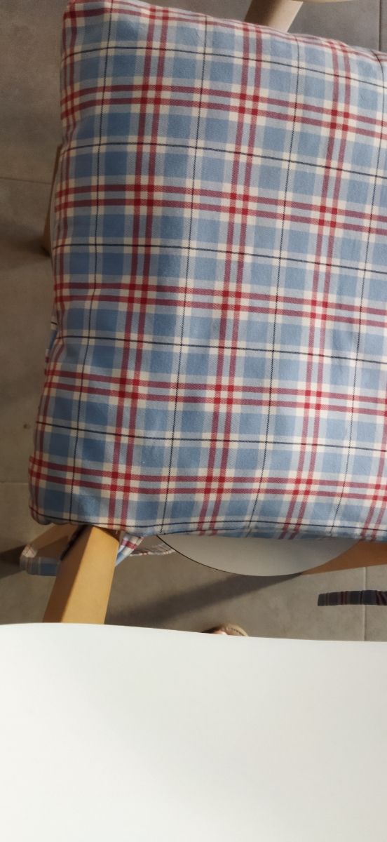 Cojines con relleno a cuadros.