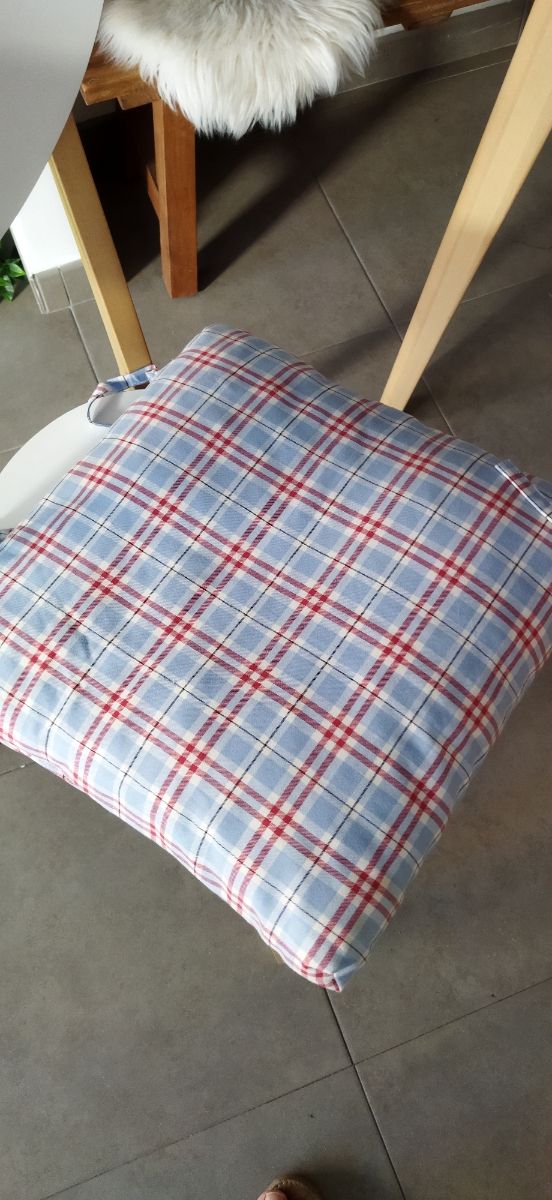 Cojines con relleno a cuadros.