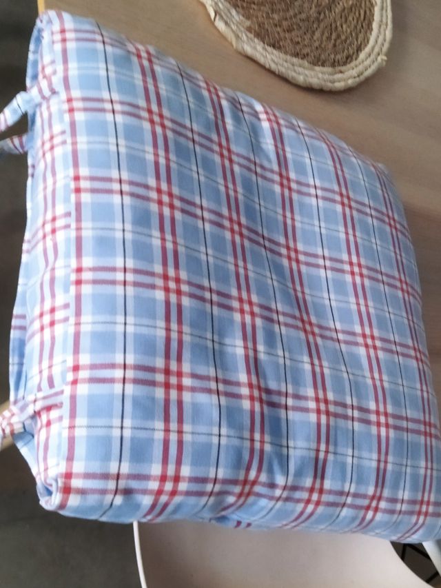 Cojines con relleno a cuadros.