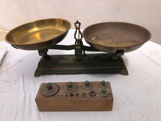 Antigua balanza con pesas