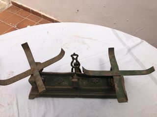 Antigua balanza con pesas
